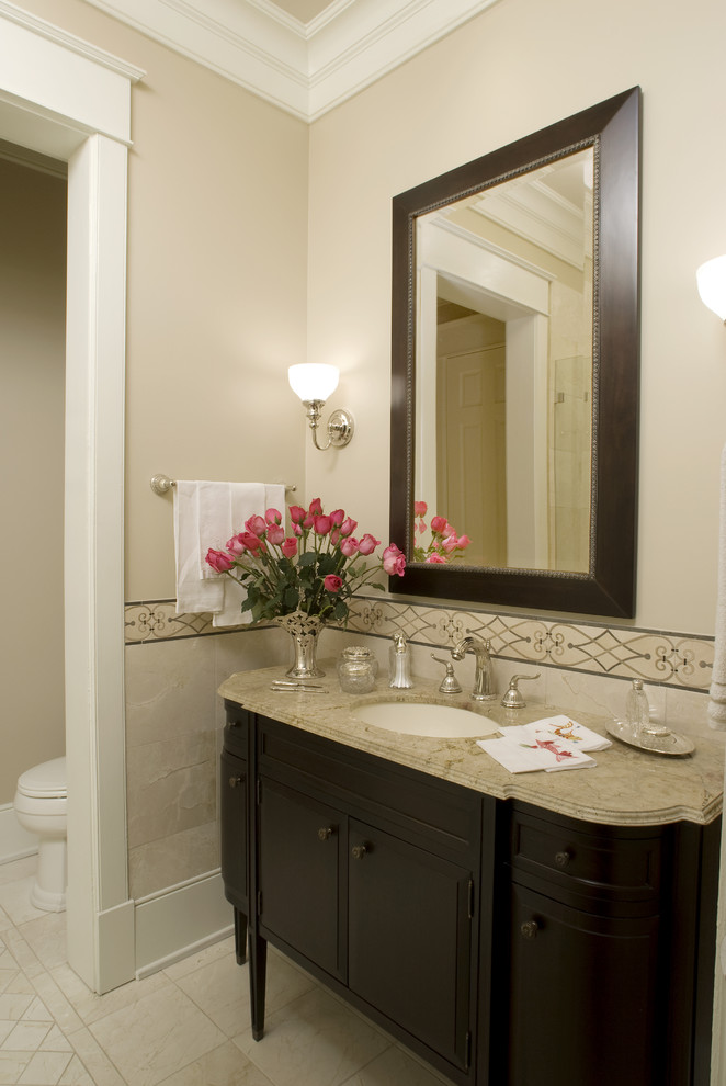 Idee per una stanza da bagno con doccia classica di medie dimensioni con ante con riquadro incassato, piastrelle beige, piastrelle in ceramica, pareti beige, pavimento con piastrelle in ceramica, lavabo da incasso e top in granito