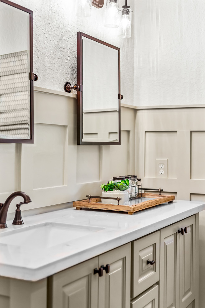Foto di una stanza da bagno chic di medie dimensioni con ante con bugna sagomata, ante beige, pareti bianche, lavabo sottopiano e top bianco