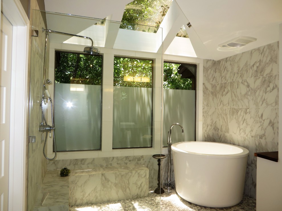 На фото: большая главная ванная комната в стиле модернизм с фасадами в стиле шейкер, серыми фасадами, японской ванной, душевой комнатой, биде, белой плиткой, керамической плиткой, серыми стенами, полом из керамической плитки, настольной раковиной, столешницей из искусственного кварца, белым полом, открытым душем и серой столешницей