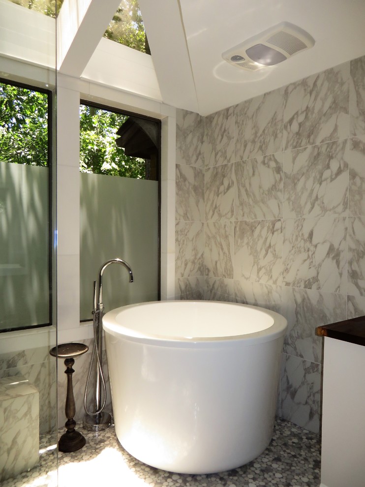 Modelo de cuarto de baño minimalista sin sin inodoro con bañera japonesa y ducha abierta
