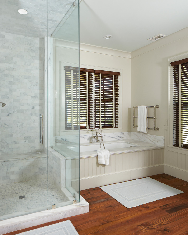 Immagine di una stanza da bagno classica con piastrelle a mosaico