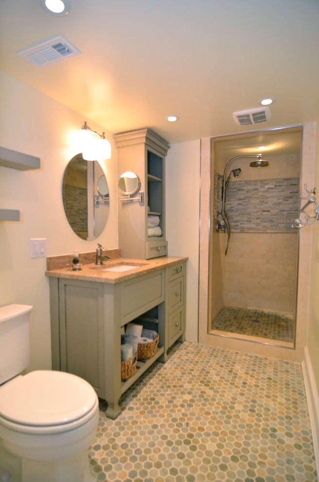 Inredning av ett lantligt mellanstort en-suite badrum, med möbel-liknande, grå skåp, granitbänkskiva, flerfärgad kakel, ett undermonterad handfat, en öppen dusch, en toalettstol med separat cisternkåpa, stenkakel, vita väggar och mosaikgolv
