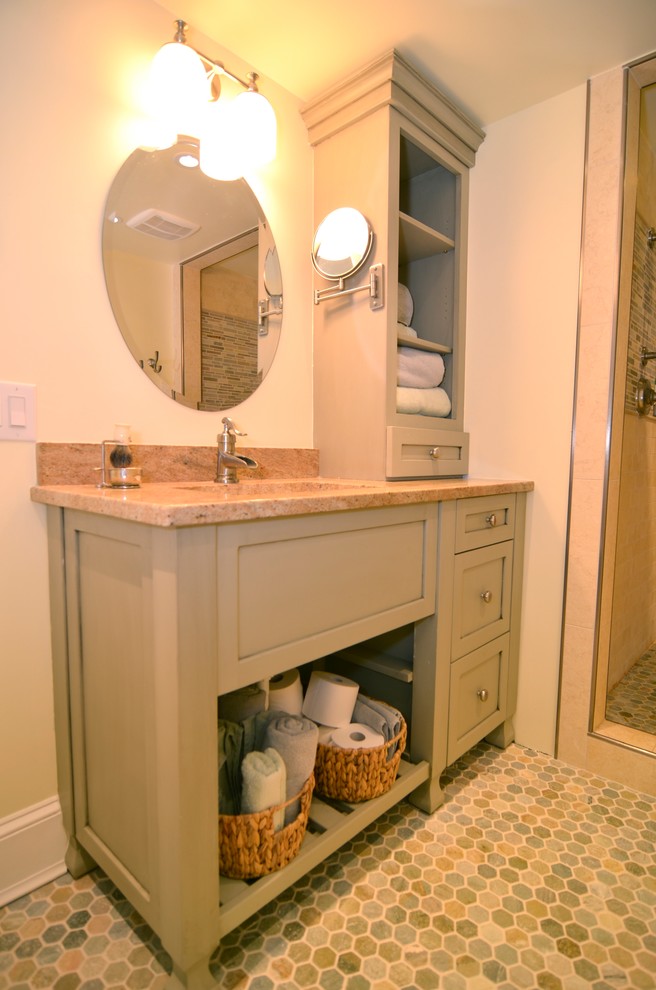 На фото: главная ванная комната среднего размера в стиле кантри с фасадами островного типа, серыми фасадами, столешницей из гранита, разноцветной плиткой, врезной раковиной, открытым душем, раздельным унитазом, каменной плиткой, белыми стенами и полом из мозаичной плитки с