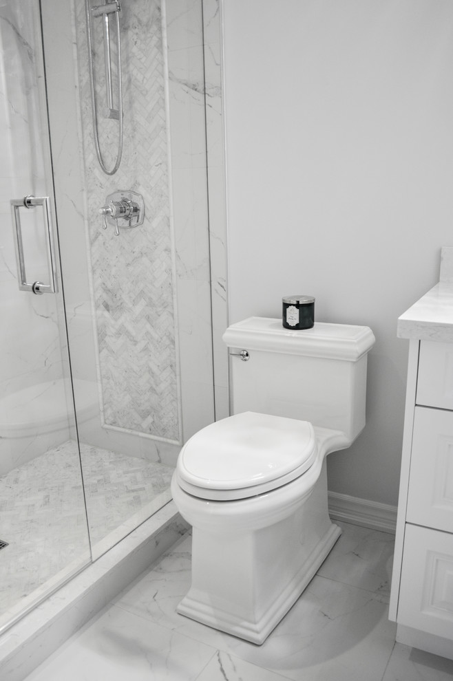 На фото: маленькая ванная комната в стиле неоклассика (современная классика) с фасадами с выступающей филенкой, белыми фасадами, душем в нише, унитазом-моноблоком, керамогранитной плиткой, серыми стенами, полом из керамогранита, душевой кабиной, врезной раковиной, столешницей из искусственного кварца и душем с распашными дверями для на участке и в саду