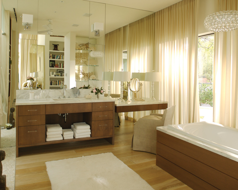 На фото: большая ванная комната в стиле неоклассика (современная классика) с врезной раковиной, плоскими фасадами, фасадами цвета дерева среднего тона, накладной ванной, светлым паркетным полом, мраморной столешницей и бежевыми стенами