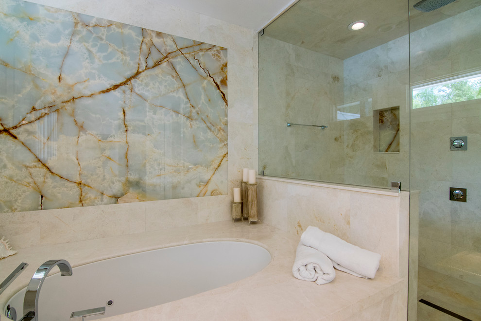 Immagine di una stanza da bagno padronale design di medie dimensioni con ante lisce, ante in legno bruno, vasca sottopiano, doccia alcova, piastrelle beige, piastrelle bianche, piastrelle in ceramica, pareti bianche, pavimento in marmo, lavabo sottopiano e top in superficie solida