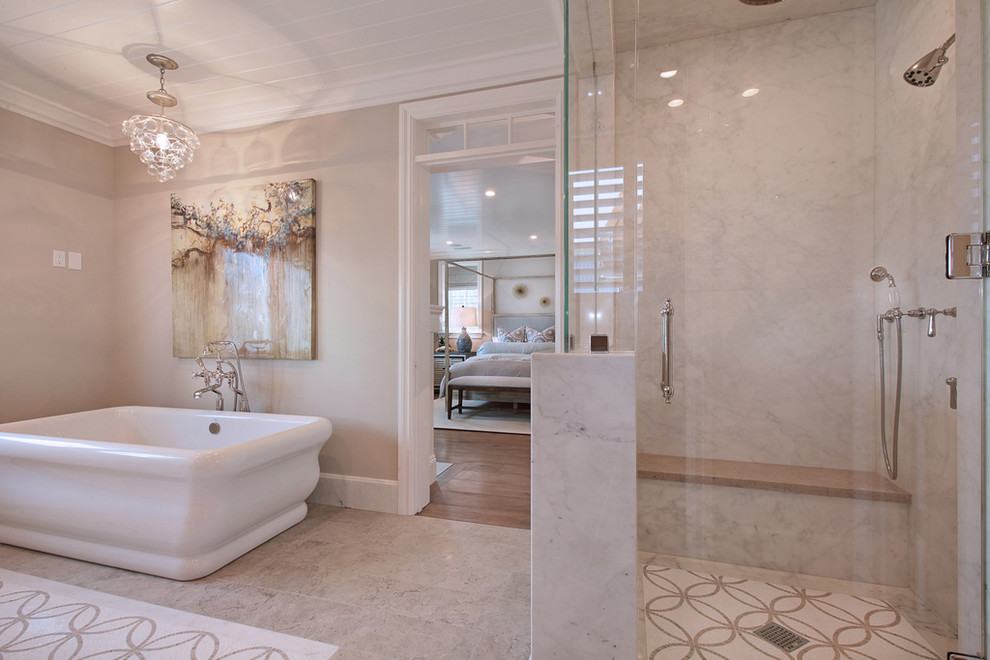 Diseño de cuarto de baño clásico con bañera exenta, ducha esquinera, baldosas y/o azulejos beige y banco de ducha