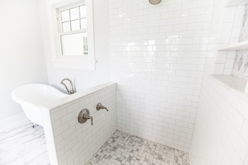 Ejemplo de cuarto de baño principal, doble y de pie tradicional grande con encimera de granito