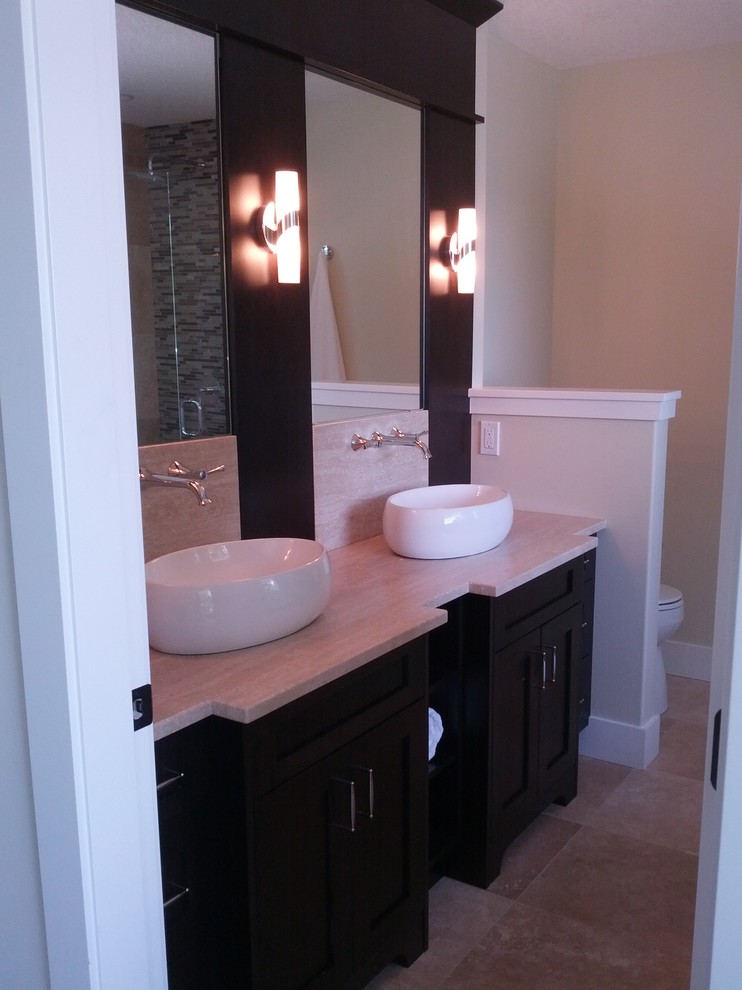 Exempel på ett mellanstort klassiskt en-suite badrum, med ett fristående handfat, skåp i shakerstil, skåp i mörkt trä, bänkskiva i kalksten, ett fristående badkar, en hörndusch, beige kakel, stenkakel, beige väggar och travertin golv