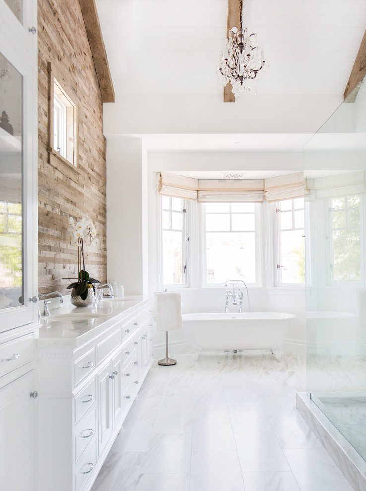 Foto de cuarto de baño principal costero grande con ducha abierta, baldosas y/o azulejos blancos, paredes blancas, suelo de mármol y bañera con patas