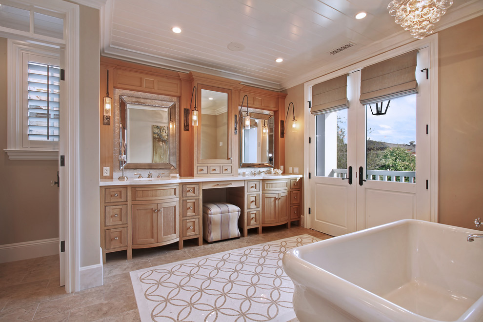 Источник вдохновения для домашнего уюта: ванная комната: освещение в морском стиле с отдельно стоящей ванной и плиткой мозаикой