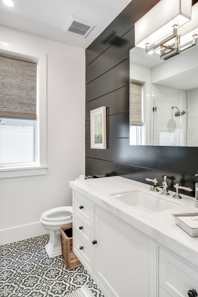 На фото: маленькая ванная комната в морском стиле с белыми фасадами, черной плиткой, полом из цементной плитки, мраморной столешницей и белой столешницей для на участке и в саду с