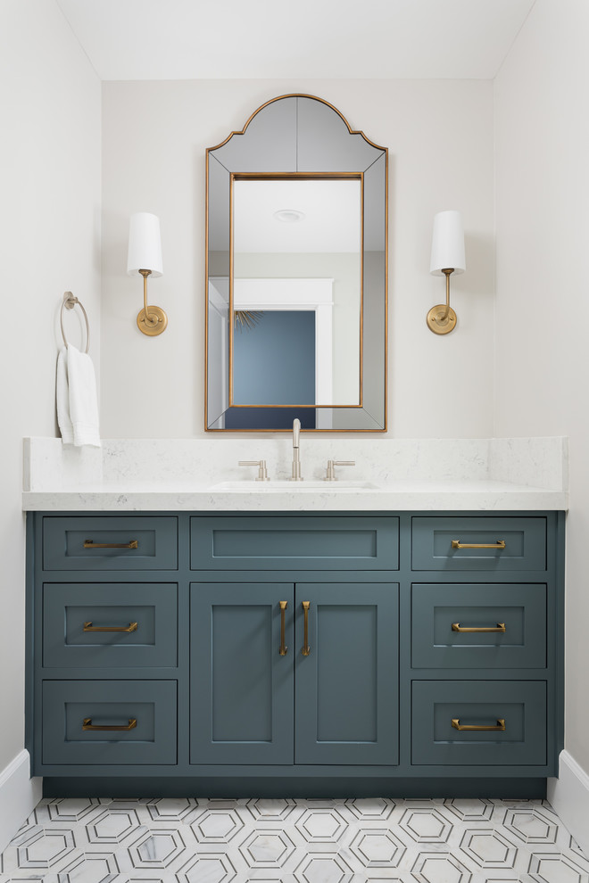 Klassisches Badezimmer mit Schrankfronten im Shaker-Stil, blauen Schränken, weißer Wandfarbe, Unterbauwaschbecken, buntem Boden und weißer Waschtischplatte in Orange County