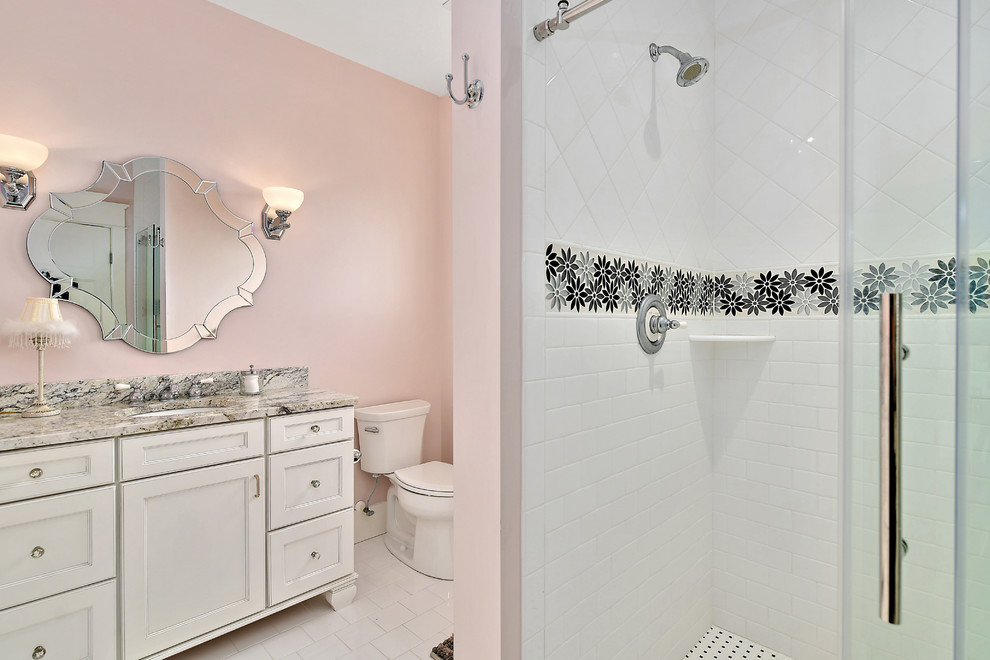 Свежая идея для дизайна: ванная комната среднего размера в стиле шебби-шик с фасадами с утопленной филенкой, белыми фасадами, душем в нише, раздельным унитазом, белой плиткой, плиткой кабанчик, розовыми стенами, врезной раковиной, белым полом, полом из керамогранита, душевой кабиной, столешницей из гранита, душем с раздвижными дверями и разноцветной столешницей - отличное фото интерьера