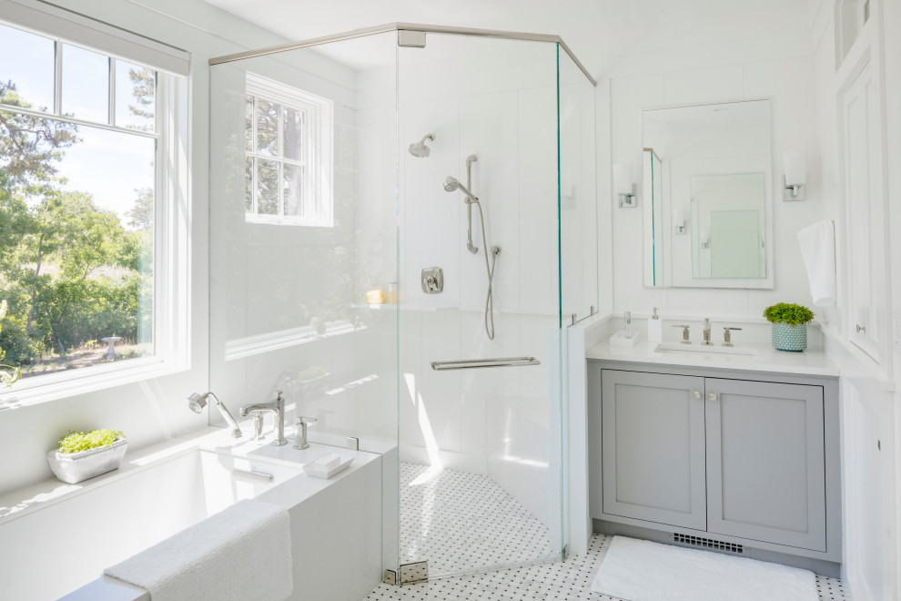 Exempel på ett klassiskt vit vitt en-suite badrum, med skåp i shakerstil, grå skåp, en hörndusch, vita väggar, flerfärgat golv och dusch med gångjärnsdörr