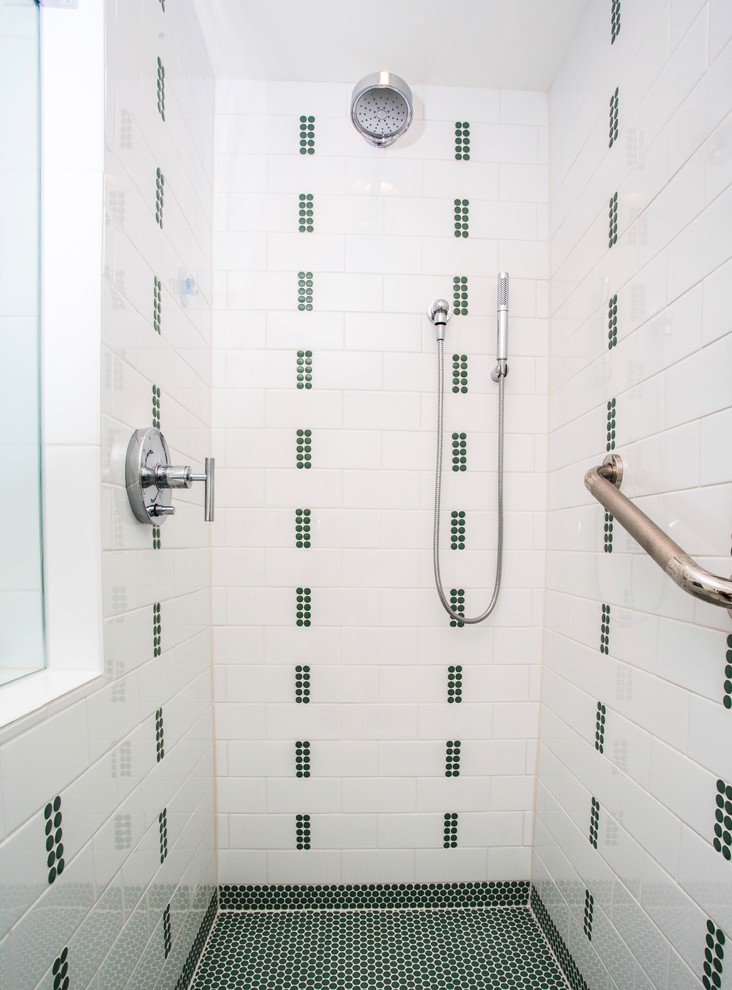 На фото: маленькая главная ванная комната в стиле неоклассика (современная классика) с фасадами в стиле шейкер, зелеными фасадами, отдельно стоящей ванной, душем в нише, раздельным унитазом, белой плиткой, плиткой кабанчик, белыми стенами, мраморным полом, врезной раковиной, столешницей из искусственного кварца, зеленым полом и душем с распашными дверями для на участке и в саду с