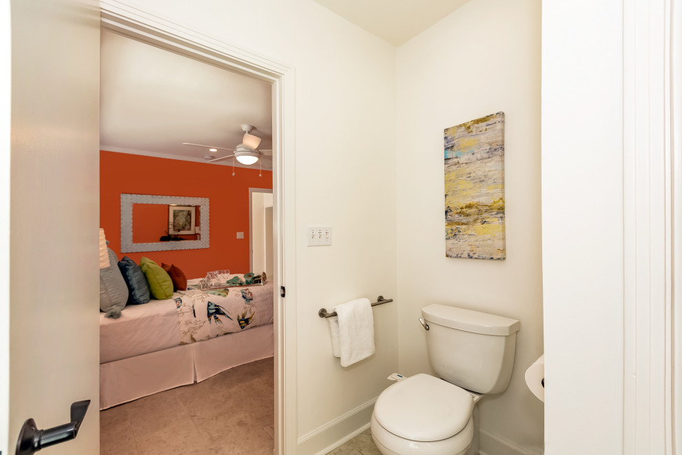 Пример оригинального дизайна: большая ванная комната в стиле фьюжн с фасадами с утопленной филенкой, ванной в нише, душем над ванной, бежевой плиткой, плиткой из травертина, белыми стенами, полом из травертина, врезной раковиной, столешницей из гранита, бежевым полом, душем с раздвижными дверями и бежевой столешницей