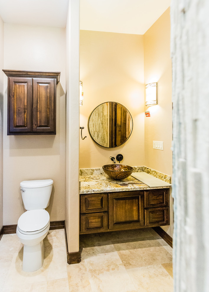 Idéer för att renovera ett mellanstort medelhavsstil badrum, med ett fristående handfat, luckor med upphöjd panel, skåp i mellenmörkt trä, granitbänkskiva, en öppen dusch, en toalettstol med separat cisternkåpa, grå kakel, porslinskakel, beige väggar och travertin golv