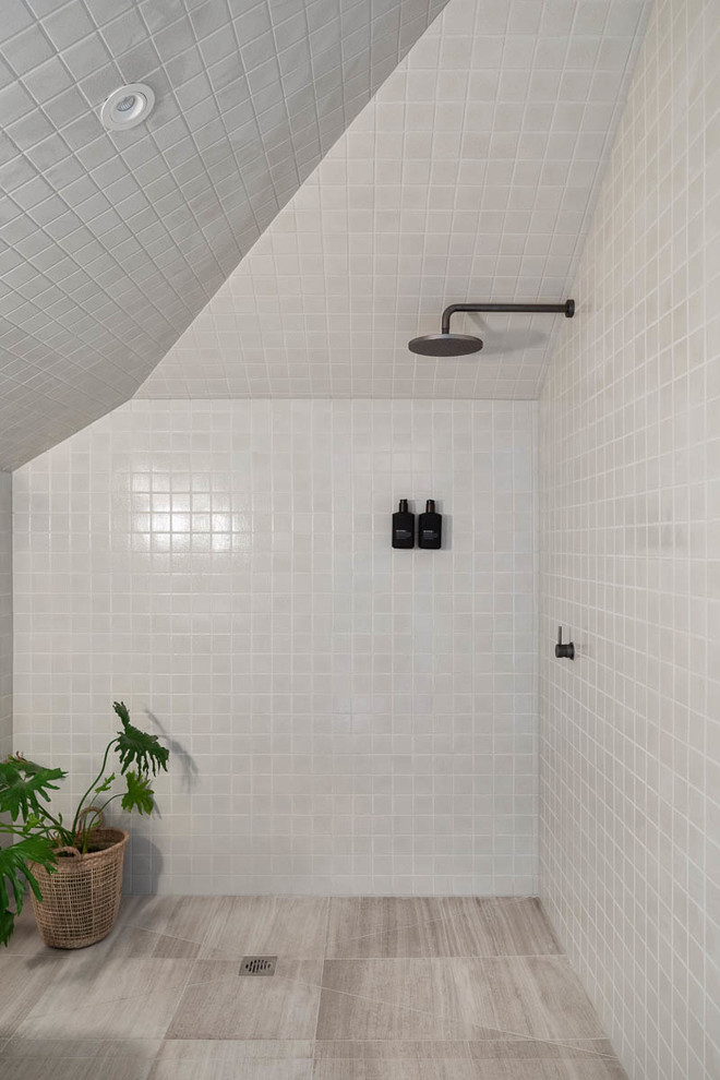 Imagen de cuarto de baño contemporáneo con ducha abierta