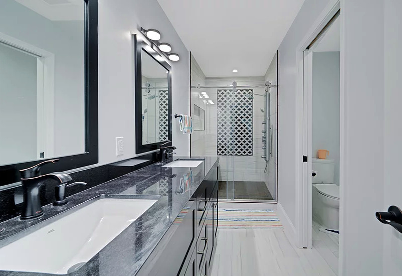 Idéer för mellanstora vintage svart en-suite badrum, med skåp i shakerstil, svarta skåp, en dusch i en alkov, grå väggar, klinkergolv i porslin, ett undermonterad handfat, granitbänkskiva, grått golv och dusch med skjutdörr