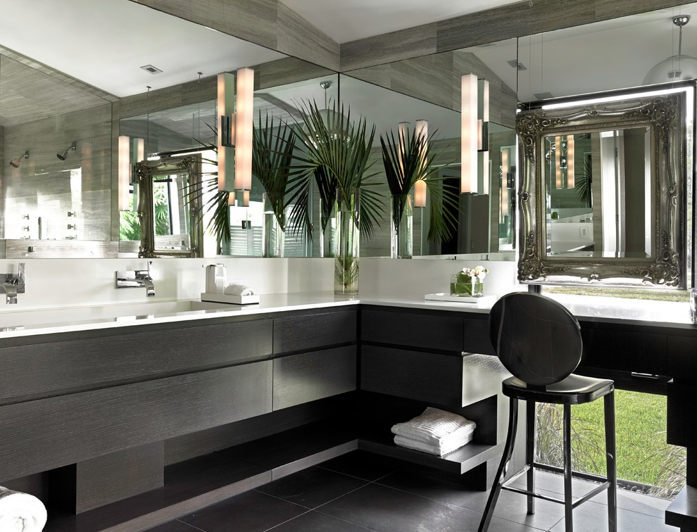 Bild på ett stort funkis en-suite badrum, med grå skåp, ett fristående badkar, en dusch/badkar-kombination, grå kakel, stenkakel, marmorgolv, ett integrerad handfat, bänkskiva i kvartsit och släta luckor