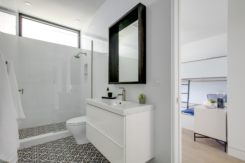 Стильный дизайн: маленькая ванная комната в современном стиле с плоскими фасадами, белыми фасадами, открытым душем, унитазом-моноблоком, белой плиткой, керамогранитной плиткой, белыми стенами, полом из керамической плитки, врезной раковиной, черным полом, открытым душем и белой столешницей для на участке и в саду - последний тренд