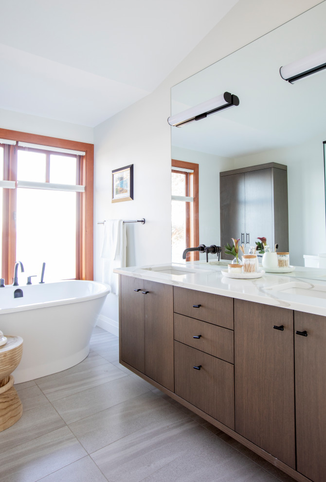 Inspiration pour une salle de bain design en bois foncé avec un placard à porte plane, une baignoire indépendante, un mur gris, un lavabo encastré, un sol gris, un plan de toilette blanc, meuble double vasque et meuble-lavabo encastré.