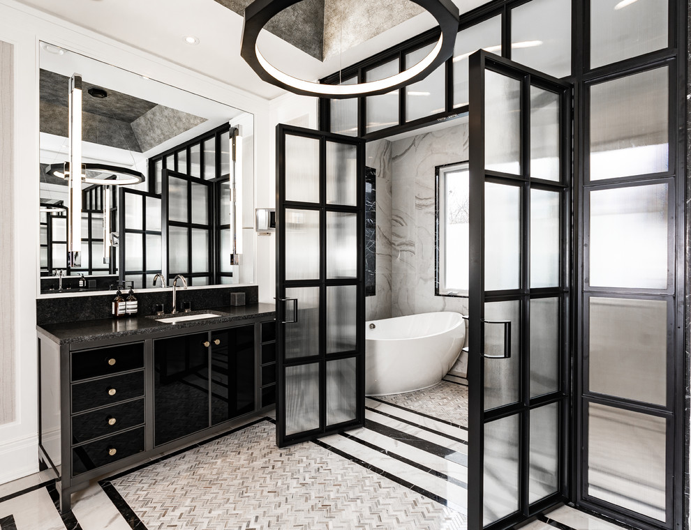Идея дизайна: большая главная ванная комната в стиле неоклассика (современная классика) с черными фасадами, отдельно стоящей ванной, белой плиткой, душем с распашными дверями, черной столешницей, плоскими фасадами, душевой комнатой, белыми стенами и врезной раковиной