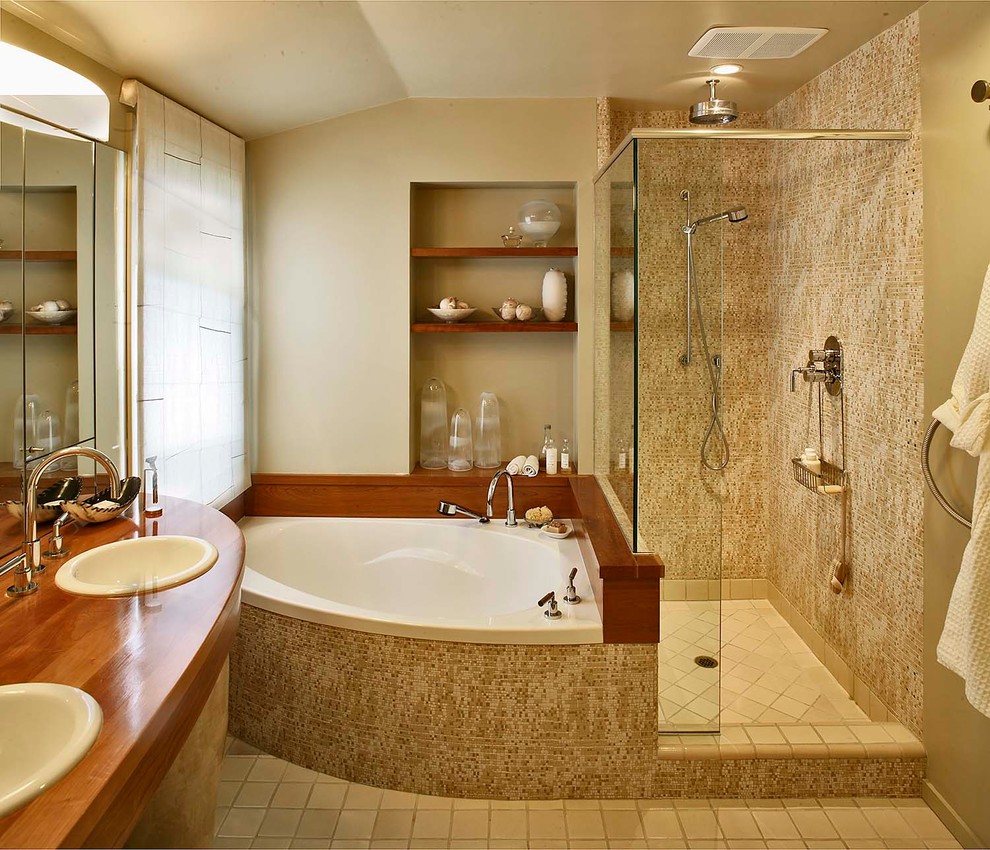 Imagen de cuarto de baño actual con lavabo encastrado, bañera esquinera, ducha esquinera y baldosas y/o azulejos beige