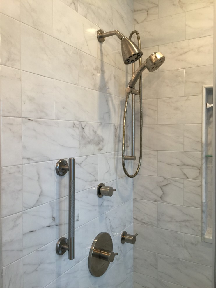 Exempel på ett mellanstort maritimt badrum med dusch, med skåp i shakerstil, vita skåp, en toalettstol med separat cisternkåpa, grå väggar, vinylgolv och ett undermonterad handfat