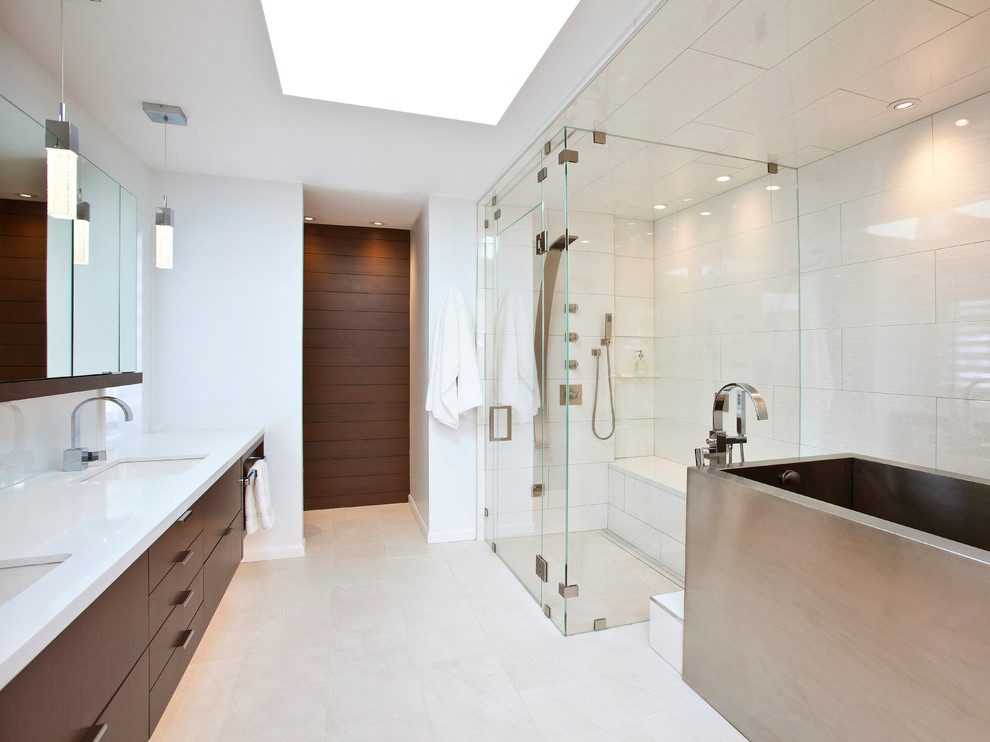 Aménagement d'une salle de bain principale moderne en bois foncé de taille moyenne avec un placard à porte plane, un plan de toilette en quartz modifié, un lavabo encastré, un bain japonais, une douche à l'italienne, un carrelage blanc, des carreaux de porcelaine et un mur blanc.