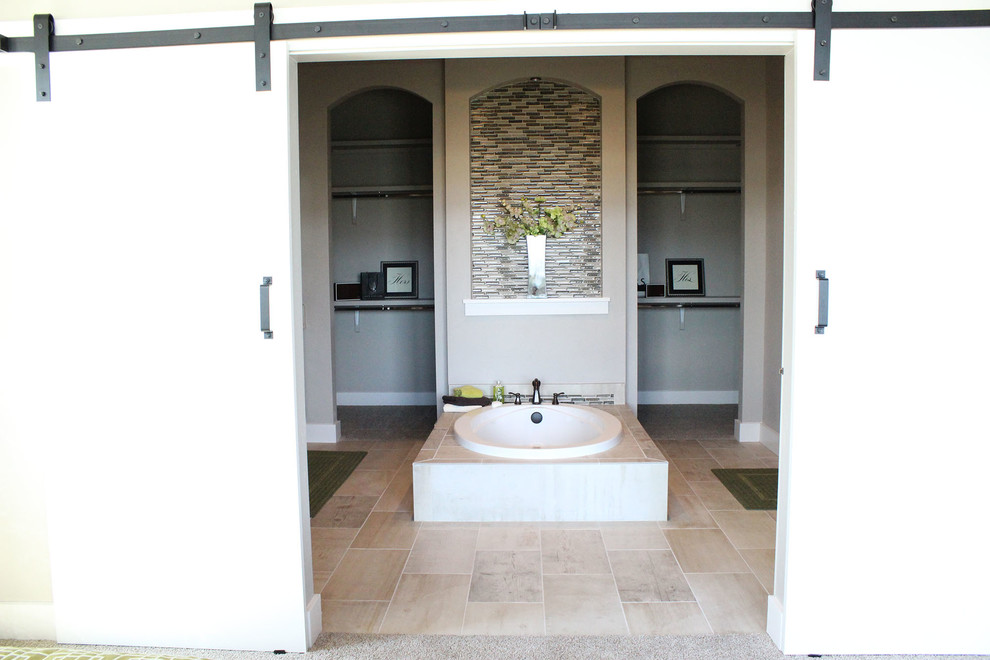 Пример оригинального дизайна: большая главная ванная комната в стиле неоклассика (современная классика) с накладной ванной, коричневой плиткой, бежевыми стенами и полом из керамогранита