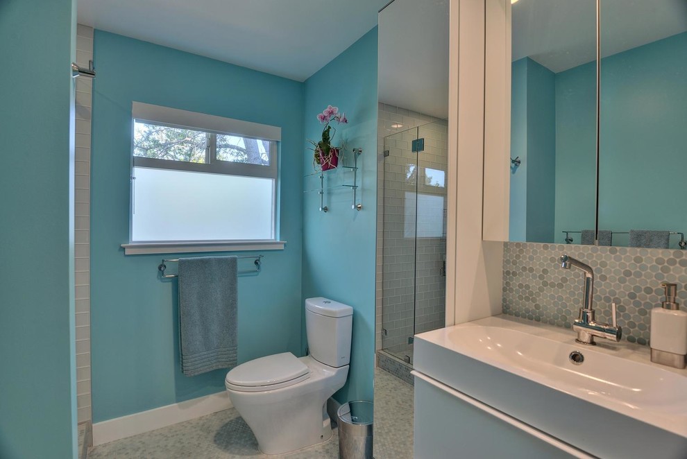 Réalisation d'une salle de bain vintage de taille moyenne pour enfant avec un placard à porte plane, des portes de placard blanches, un plan de toilette en quartz modifié, un carrelage bleu, des carreaux de porcelaine, une douche d'angle, un mur bleu et un sol en carrelage de porcelaine.