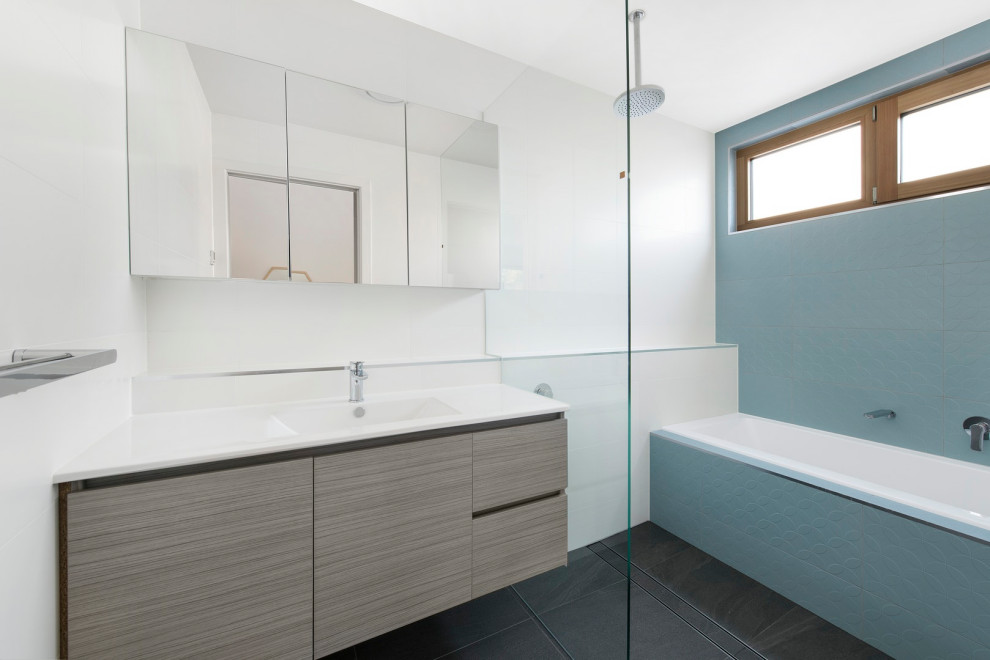 This is an example of a bathroom in Canberra - Queanbeyan.