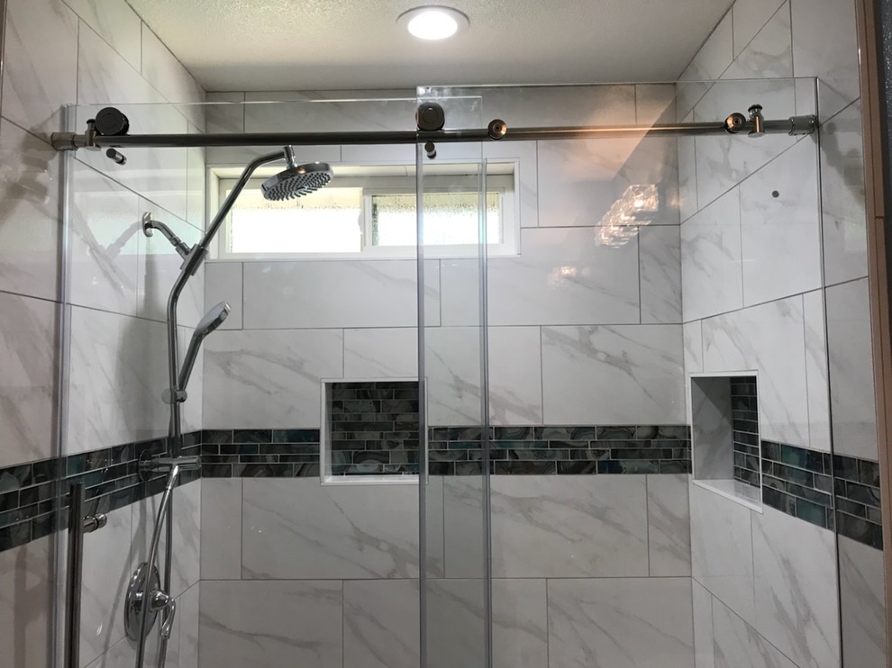 Идея дизайна: главная ванная комната среднего размера в морском стиле с открытым душем, белой плиткой, керамогранитной плиткой и душем с раздвижными дверями