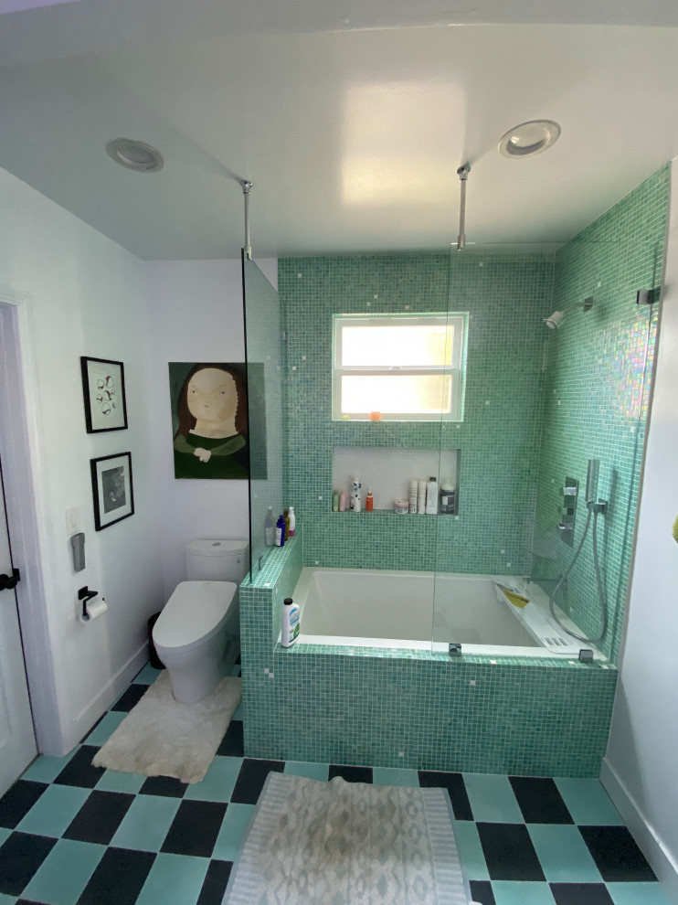 На фото: главная ванная комната среднего размера в морском стиле с плоскими фасадами, коричневыми фасадами, полновстраиваемой ванной, душем над ванной, раздельным унитазом, зеленой плиткой, плиткой мозаикой, бежевыми стенами, полом из керамогранита, врезной раковиной, столешницей из искусственного камня, разноцветным полом, душем с распашными дверями, белой столешницей, тумбой под две раковины и подвесной тумбой с