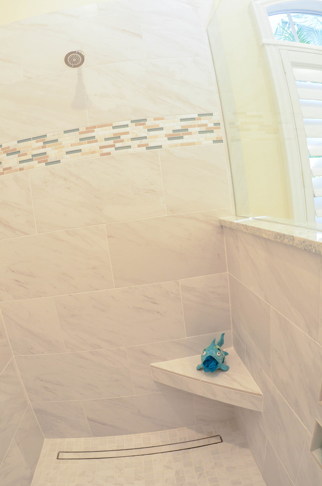 Idéer för att renovera ett mellanstort maritimt en-suite badrum, med skåp i shakerstil, vita skåp, en hörndusch, en toalettstol med hel cisternkåpa, grå kakel, flerfärgad kakel, vit kakel, porslinskakel, gula väggar, klinkergolv i keramik, ett undermonterad handfat och marmorbänkskiva