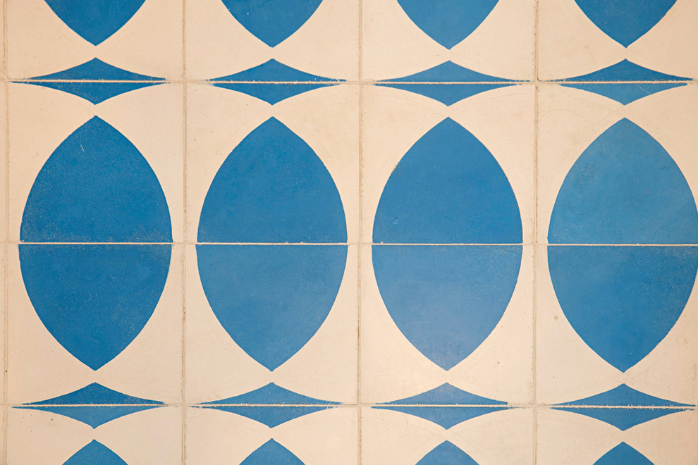 Kleines Maritimes Duschbad mit Schrankfronten im Shaker-Stil, weißen Schränken, Duschnische, Toilette mit Aufsatzspülkasten, weißen Fliesen, Keramikfliesen, weißer Wandfarbe, braunem Holzboden, Unterbauwaschbecken, Quarzwerkstein-Waschtisch, blauem Boden und offener Dusche in San Diego