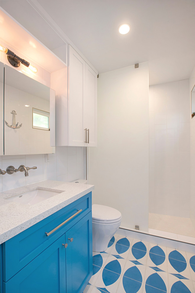 Inspiration för små maritima badrum med dusch, med skåp i shakerstil, vita skåp, en dusch i en alkov, en toalettstol med hel cisternkåpa, vit kakel, keramikplattor, vita väggar, mellanmörkt trägolv, ett undermonterad handfat, bänkskiva i kvarts, blått golv och med dusch som är öppen
