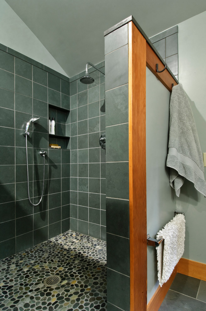 Imagen de cuarto de baño marinero con ducha abierta, baldosas y/o azulejos verdes y baldosas y/o azulejos de piedra