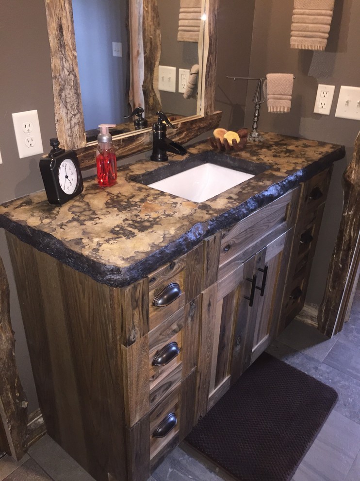 Réalisation d'une petite salle de bain chalet en bois brun avec un placard à porte shaker, un sol en carrelage de porcelaine et un sol gris.