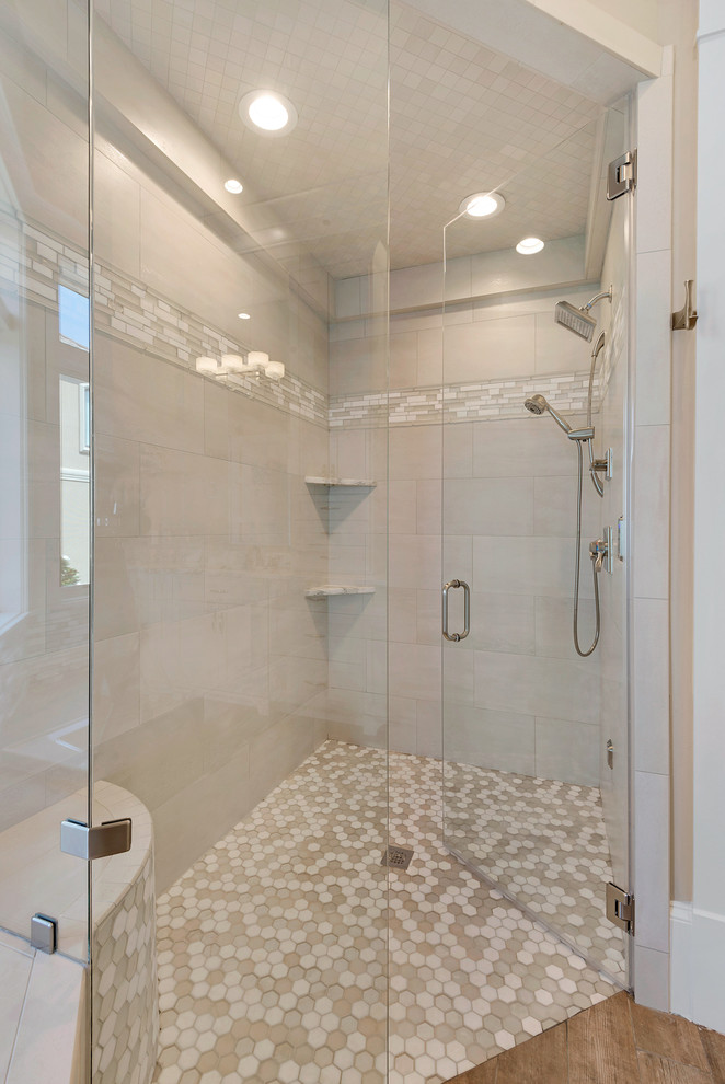 Exempel på ett mycket stort klassiskt en-suite badrum, med skåp i shakerstil, vita skåp, ett badkar i en alkov, en hörndusch, en toalettstol med hel cisternkåpa, beige kakel, stickkakel, beige väggar, mellanmörkt trägolv, ett undermonterad handfat, marmorbänkskiva, beiget golv och dusch med gångjärnsdörr