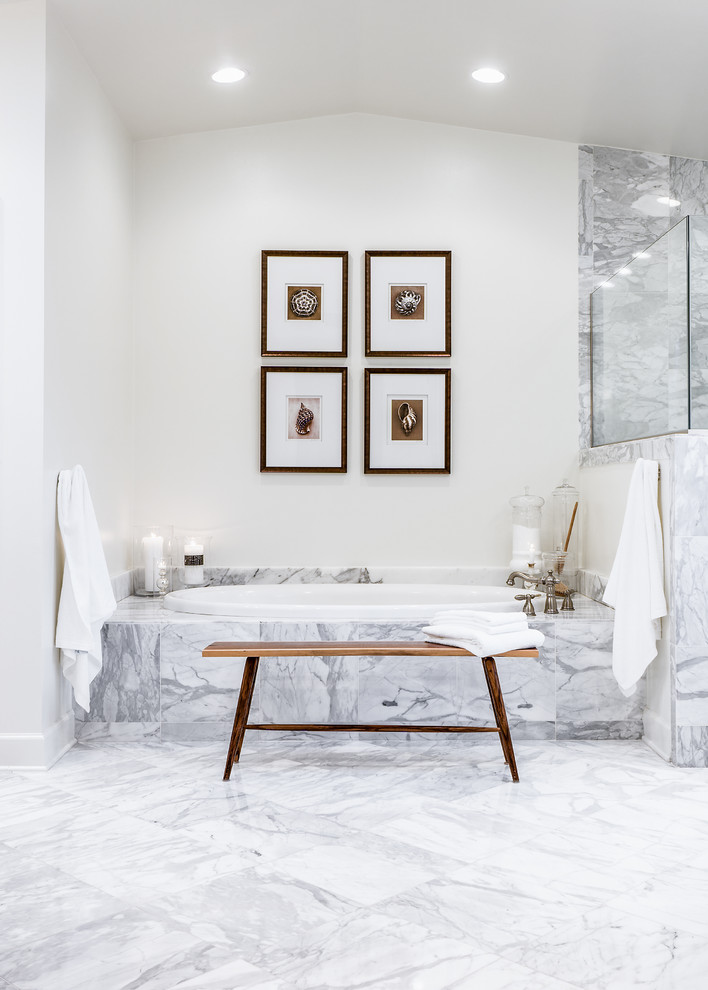 Идея дизайна: ванная комната в современном стиле с накладной ванной и серой плиткой