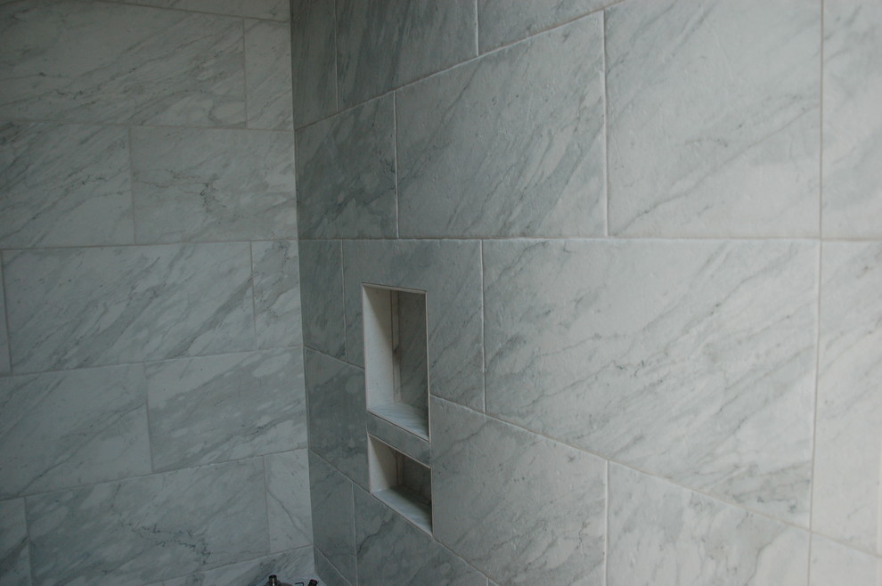 Стильный дизайн: главная ванная комната среднего размера в морском стиле с фасадами в стиле шейкер, белыми фасадами, отдельно стоящей ванной, керамогранитной плиткой, серыми стенами, полом из керамогранита, врезной раковиной, мраморной столешницей и белым полом - последний тренд