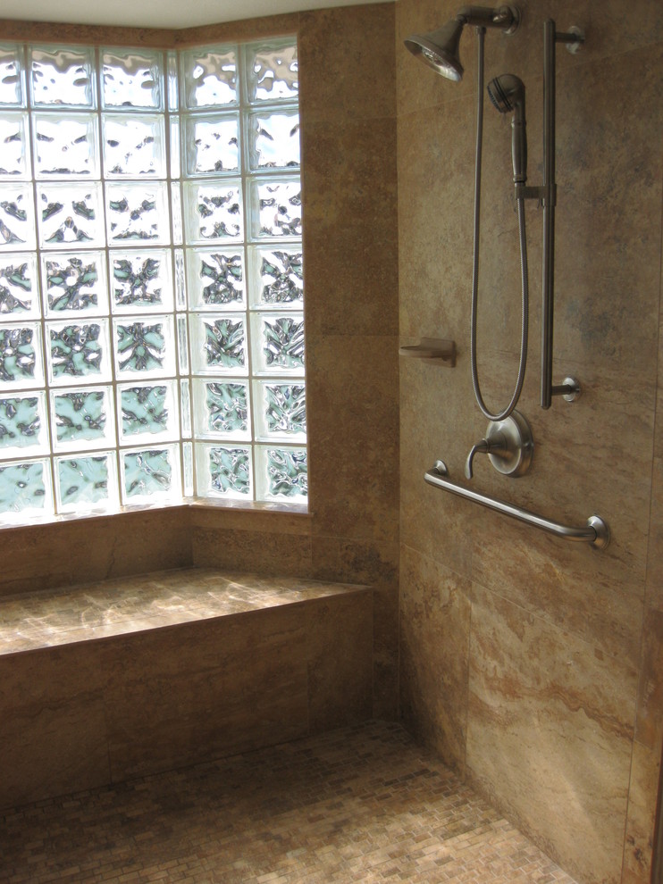 Свежая идея для дизайна: главная ванная комната среднего размера в современном стиле с открытым душем, керамогранитной плиткой, полом из керамогранита, врезной раковиной, бежевой плиткой, бежевыми стенами и столешницей из гранита - отличное фото интерьера