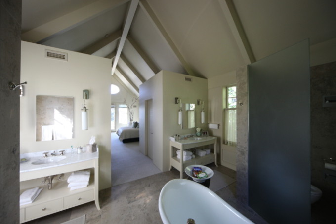 Esempio di una stanza da bagno padronale tradizionale con ante beige, vasca freestanding e doccia ad angolo