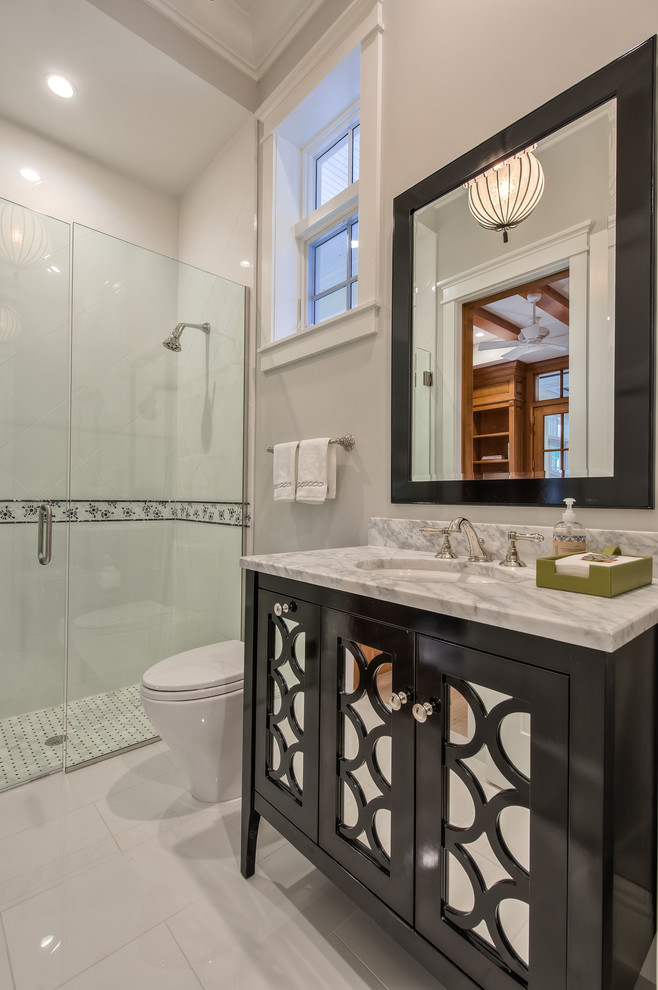 Klassisk inredning av ett badrum med dusch, med skåp i shakerstil, svarta skåp, en kantlös dusch, ett undermonterad handfat, marmorbänkskiva, grå väggar och dusch med gångjärnsdörr