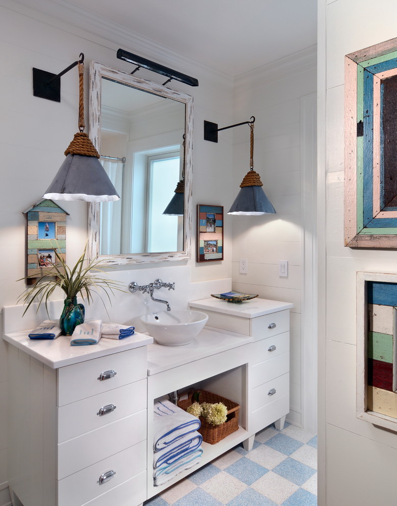 Пример оригинального дизайна: ванная комната в морском стиле с настольной раковиной, плоскими фасадами, белыми фасадами, белыми стенами и зеркалом с подсветкой
