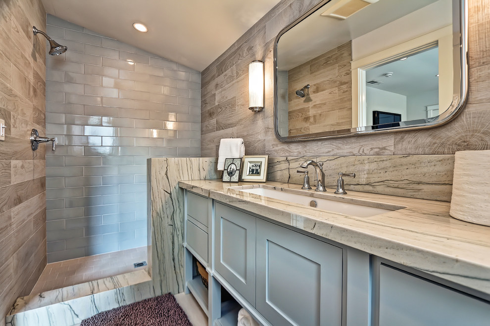 На фото: главная ванная комната среднего размера в морском стиле с фасадами в стиле шейкер, серыми фасадами, душевой комнатой, керамогранитной плиткой, белыми стенами, врезной раковиной и столешницей из гранита