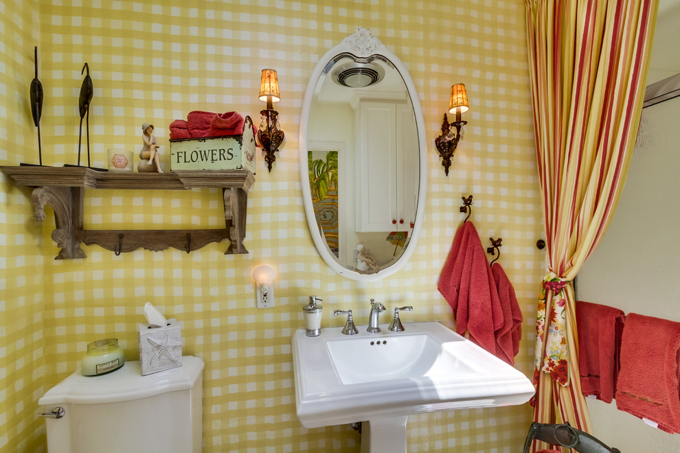 Источник вдохновения для домашнего уюта: маленькая ванная комната в стиле ретро с ванной в нише, душем над ванной, раздельным унитазом и желтыми стенами для на участке и в саду